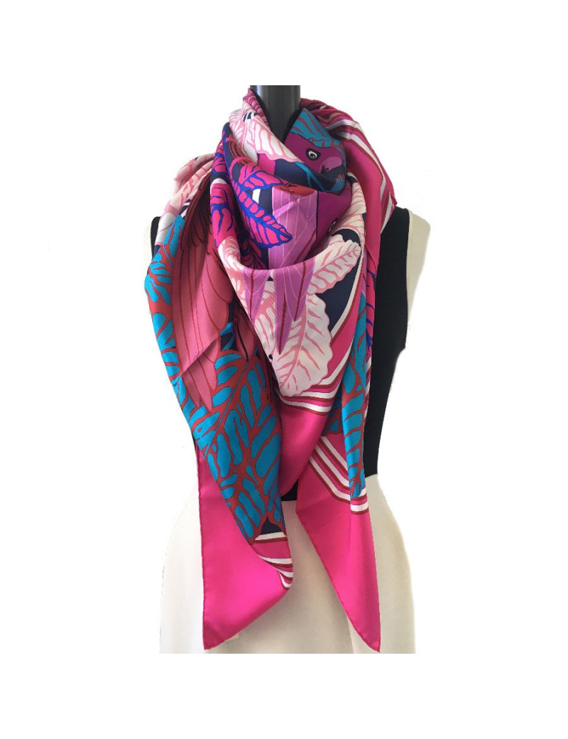Carré géant HERMES 'Les perroquets' en soie rose et bleu