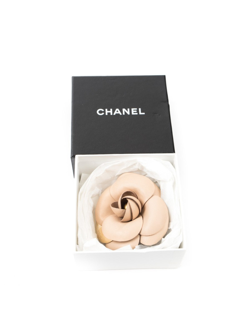 Broche CHANEL camélia cuir et métal doré