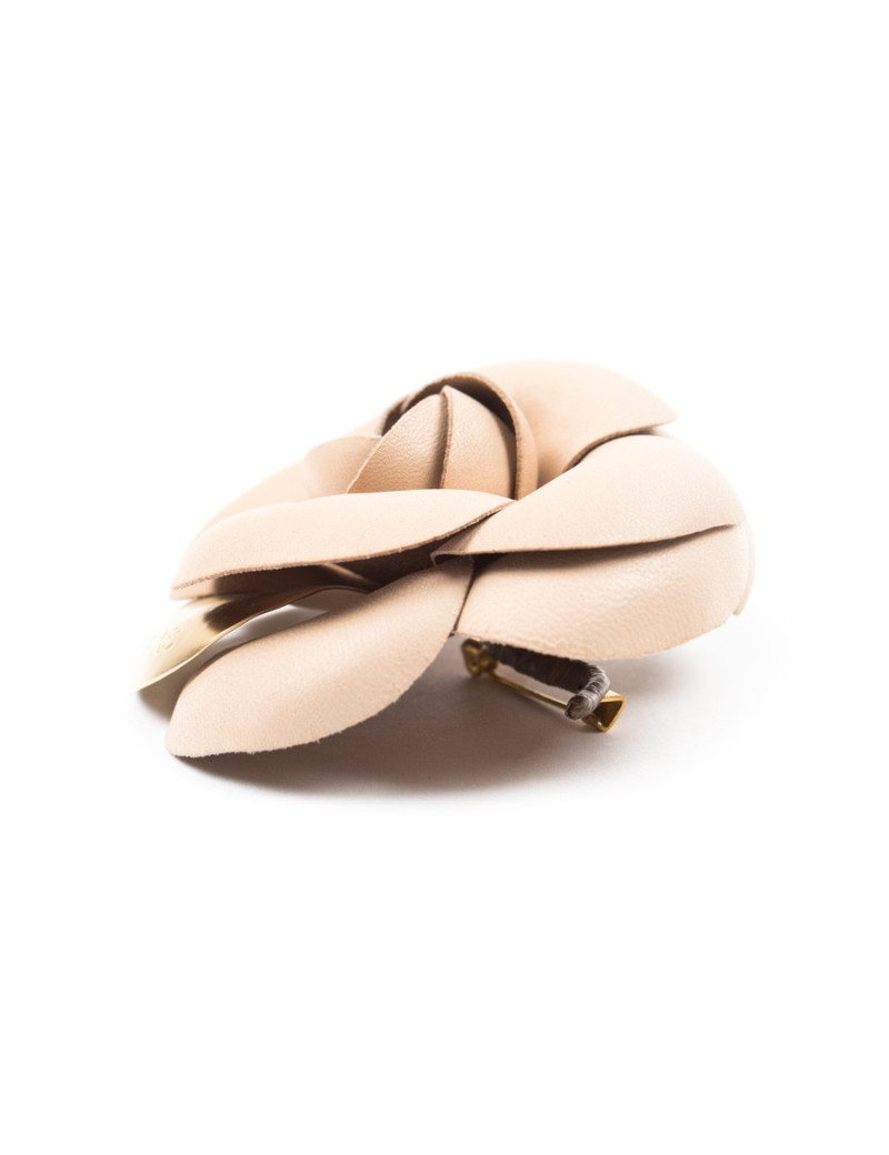 CHANEL vintage camellia brooch in beige leather and gilt metal