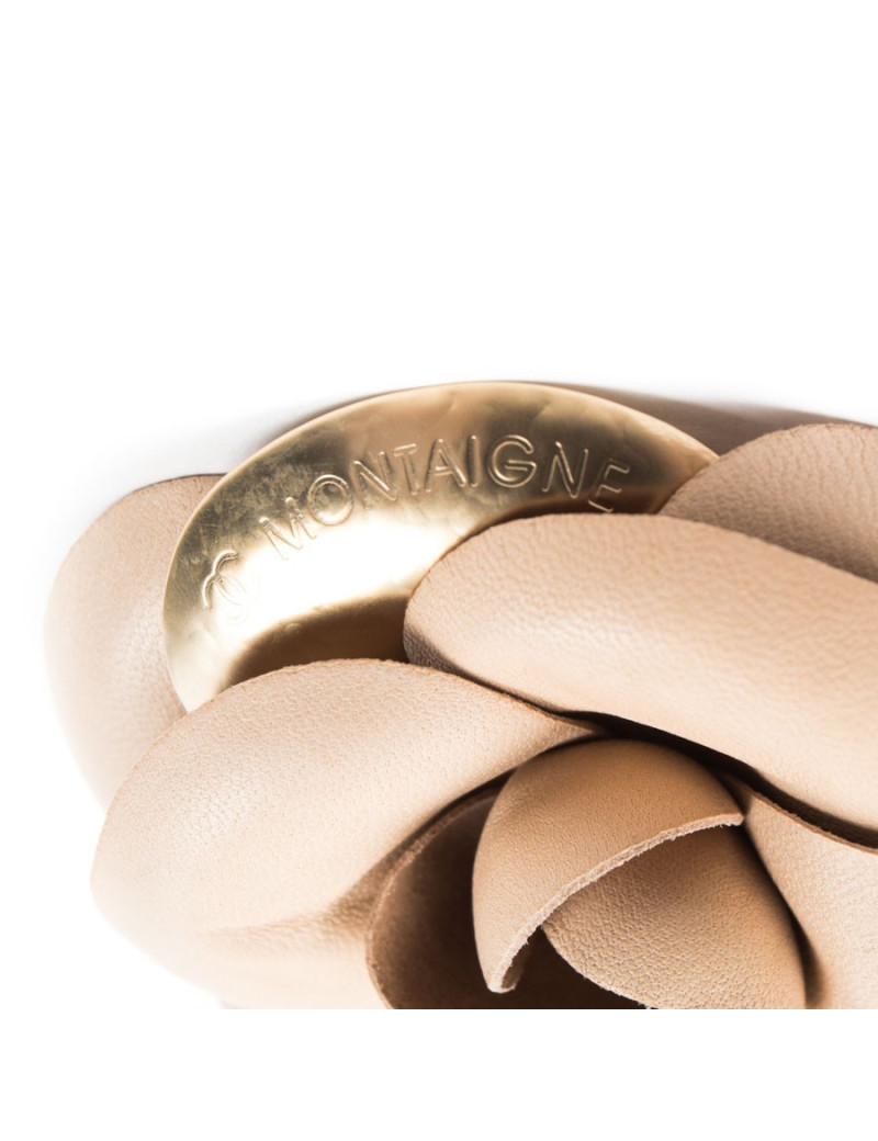 CHANEL vintage camellia brooch in beige leather and gilt metal