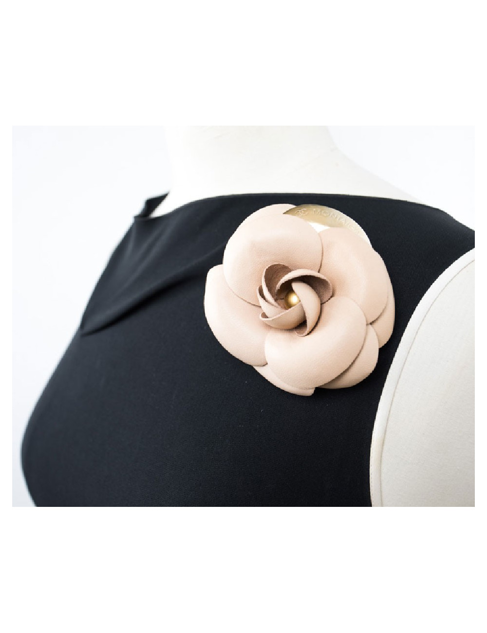Broche CHANEL camélia cuir et métal doré