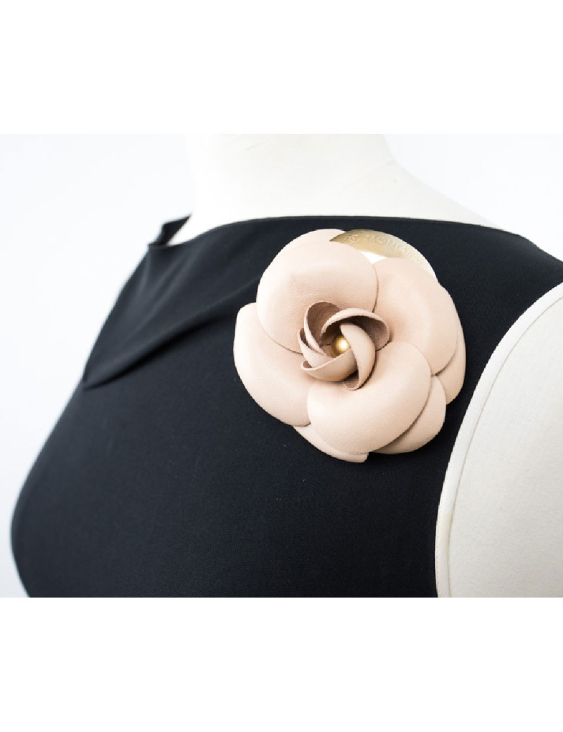 CHANEL vintage camellia brooch in beige leather and gilt metal