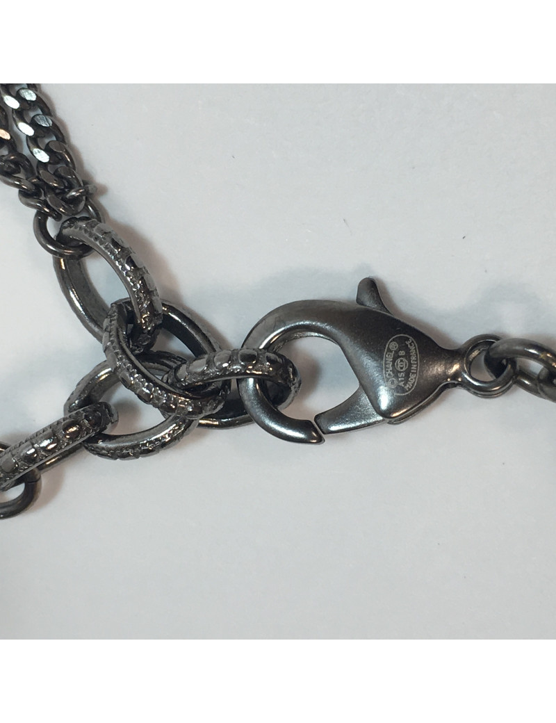 Sautoir CHANEL en perles noires, gris foncé