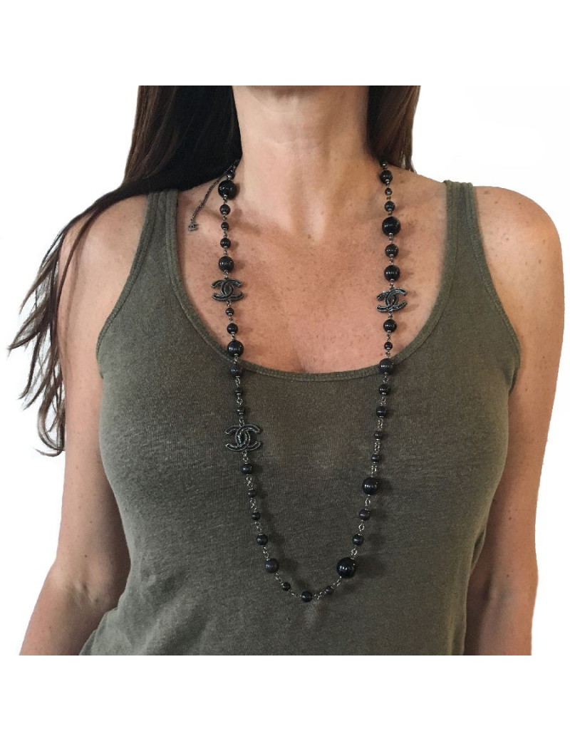Sautoir CHANEL en perles noires, gris foncé