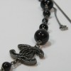 Sautoir CHANEL en perles noires, gris foncé