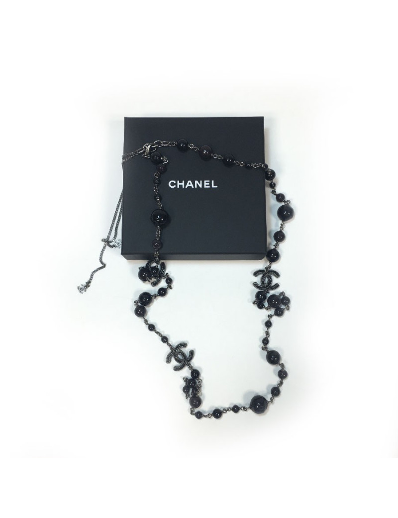 Sautoir CHANEL en perles noires, gris foncé