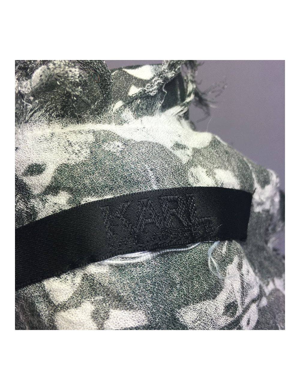 Châle KARL LAGERFELD