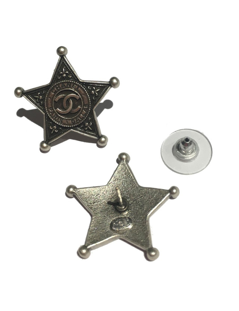 Boucles d'oreille clous d'oreilles CHANEL "Paris-Dallas" en métal argenté