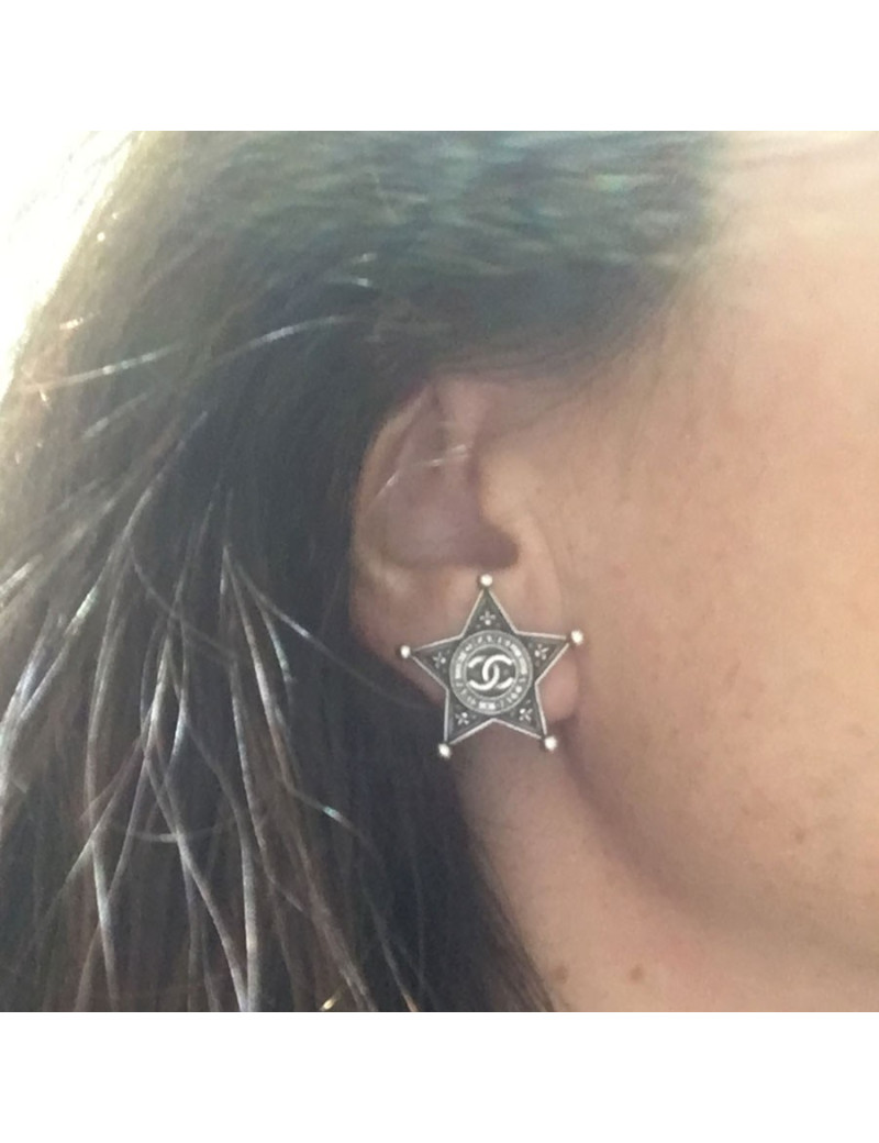 Boucles d'oreille clous d'oreilles CHANEL "Paris-Dallas" en métal argenté
