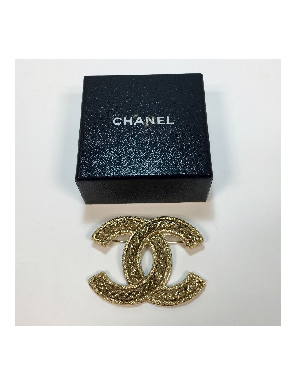 Broche CHANEL CC en métal doré