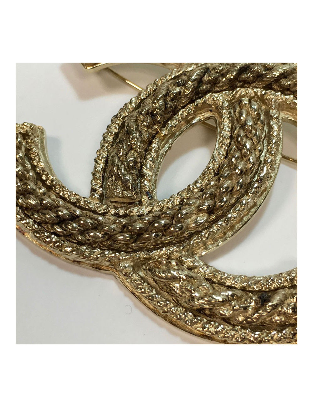 Broche CHANEL CC en métal doré