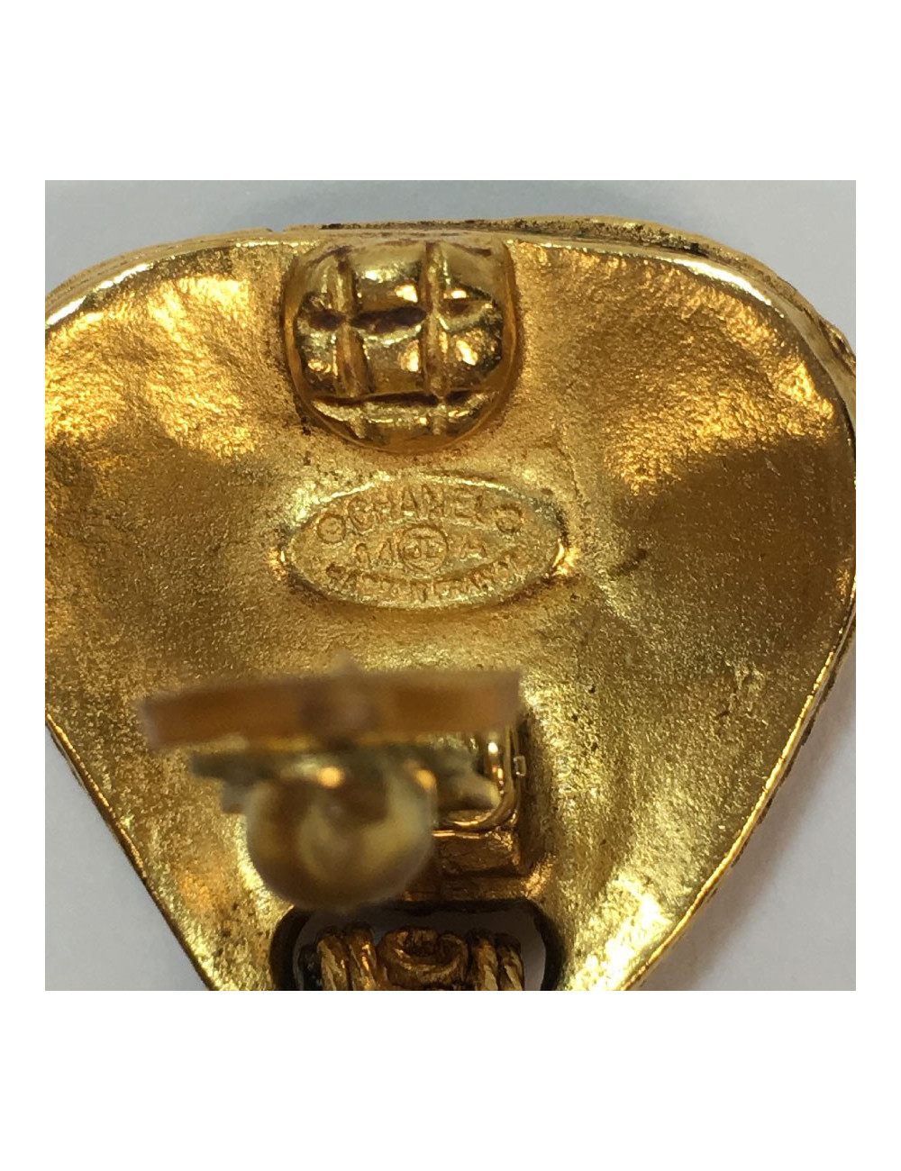 Boucles d'oreilles clips CHANEL  vintage métal doré 