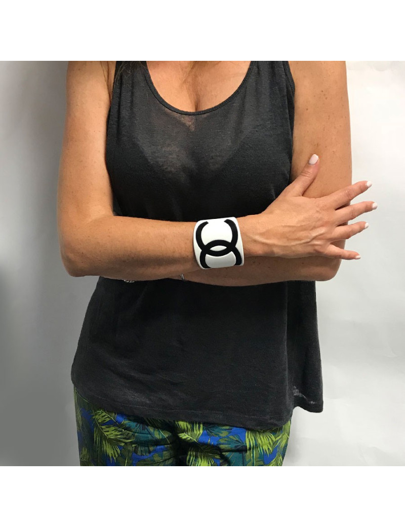 Manchette CC en plastique noir et blanc