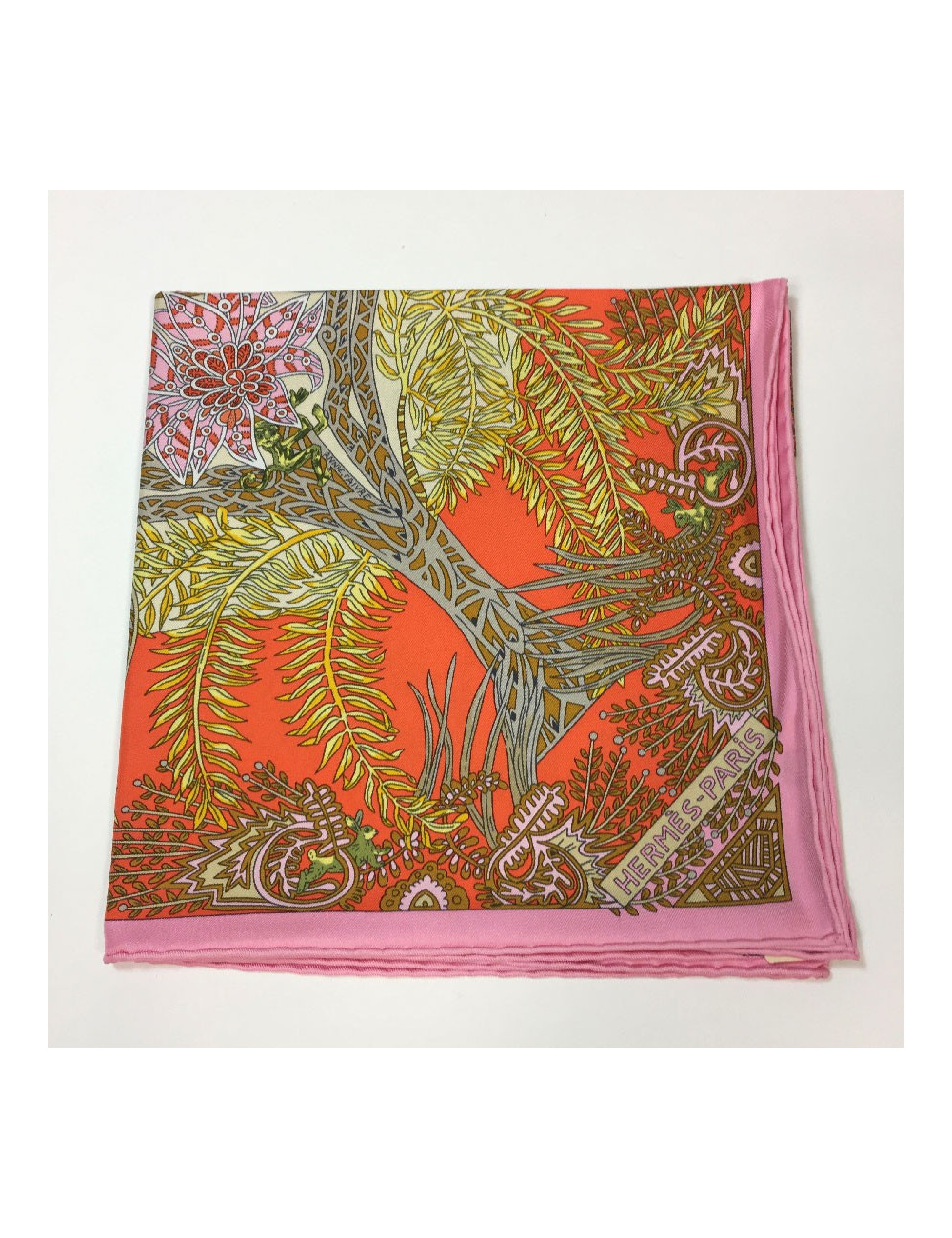 Carré HERMES "Maîtres de la forêt" en soie orange, jaune d'or et beige