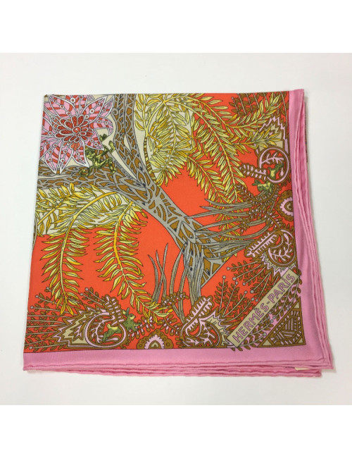 Carré HERMES "Maîtres de la forêt" en soie orange, jaune d'or et beige