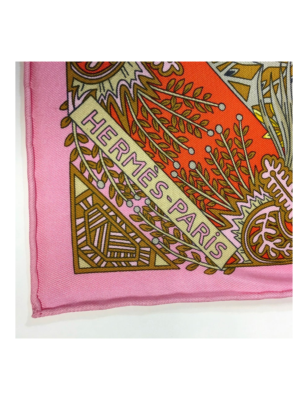 Carré HERMES "Maîtres de la forêt" en soie orange, jaune d'or et beige