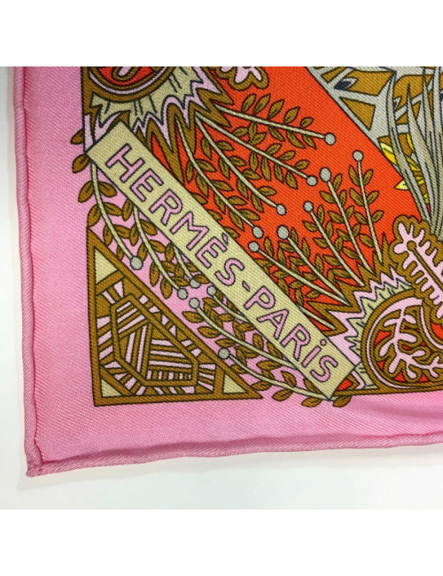 Carré HERMES "Maîtres de la forêt" en soie orange, jaune d'or et beige
