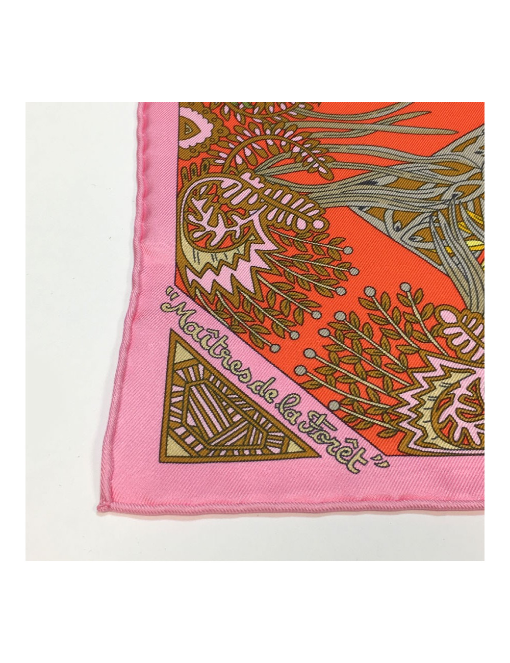Carré HERMES "Maîtres de la forêt" en soie orange, jaune d'or et beige