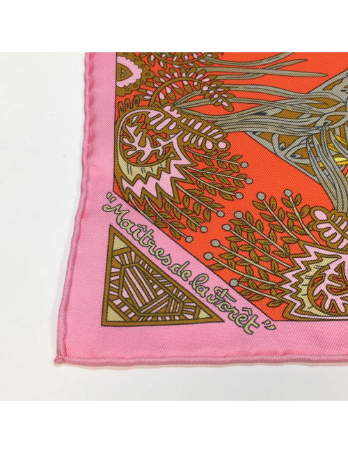 Carré HERMES "Maîtres de la forêt" en soie orange, jaune d'or et beige