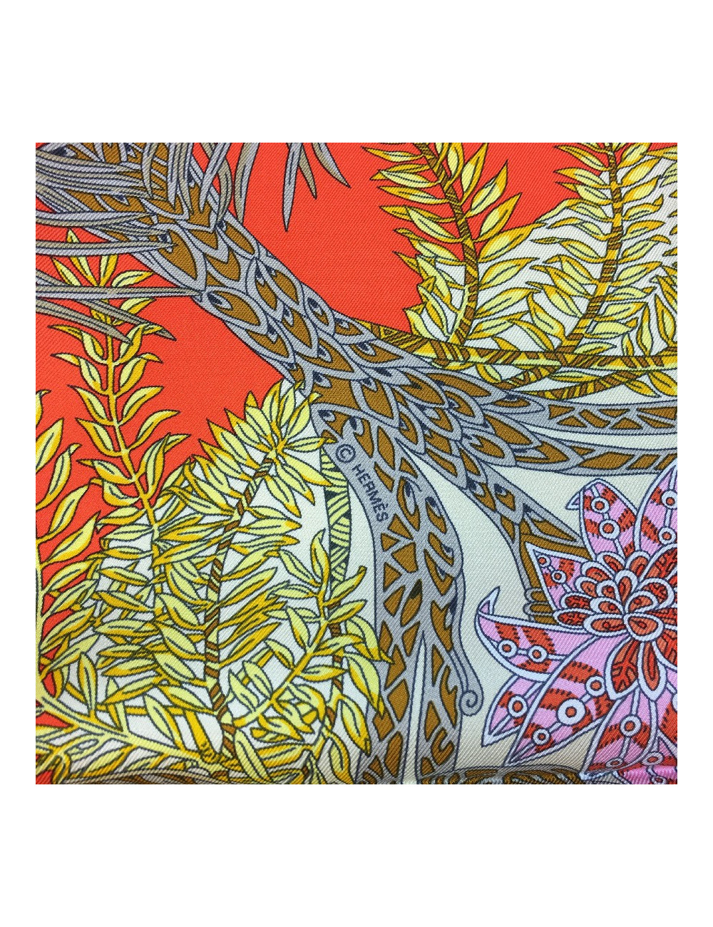 Carré HERMES "Maîtres de la forêt" en soie orange, jaune d'or et beige