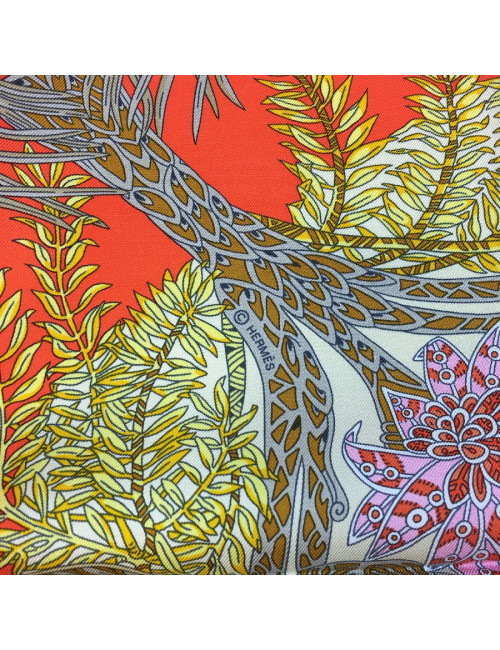Carré HERMES "Maîtres de la forêt" en soie orange, jaune d'or et beige