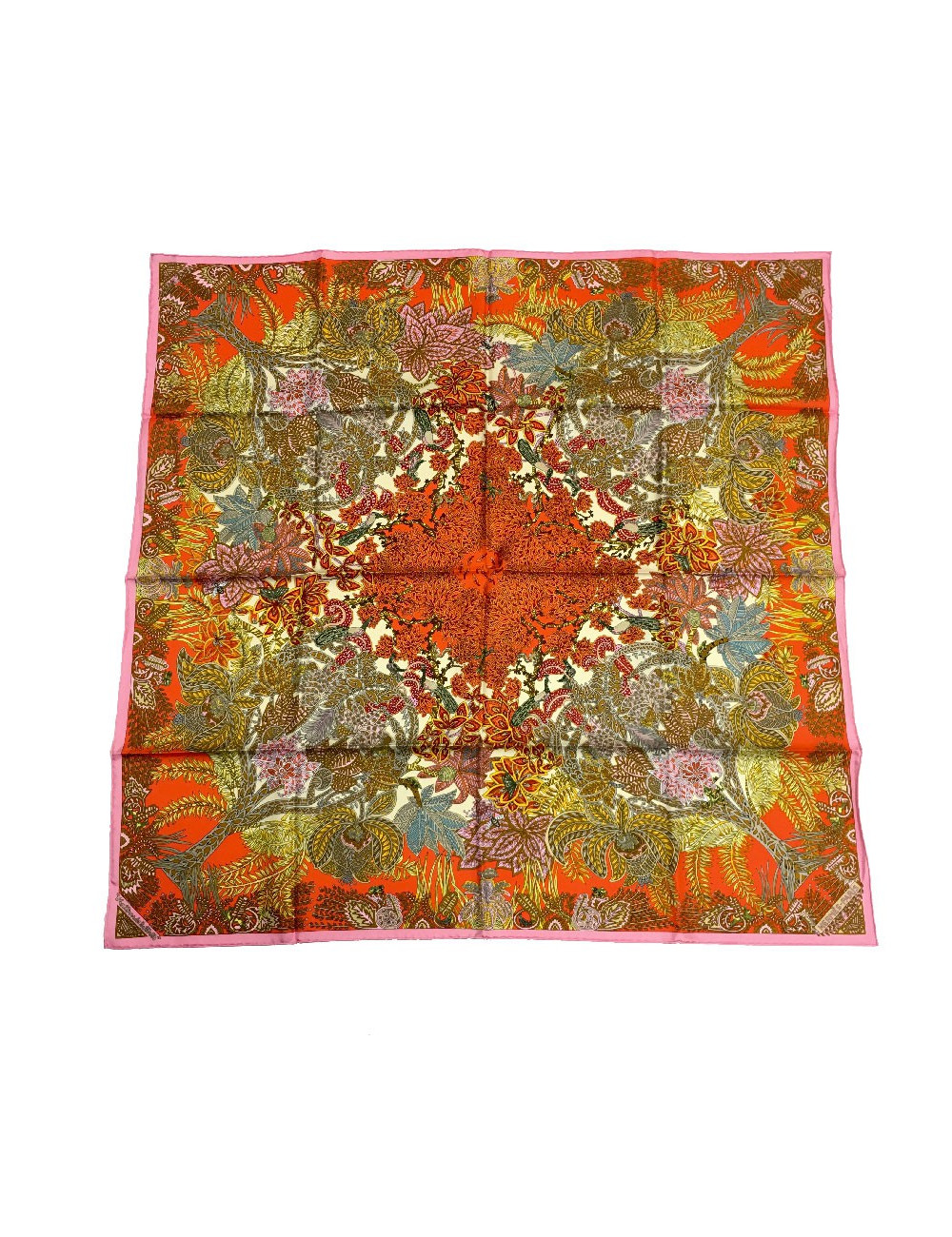 Carré HERMES "Maîtres de la forêt" en soie orange, jaune d'or et beige