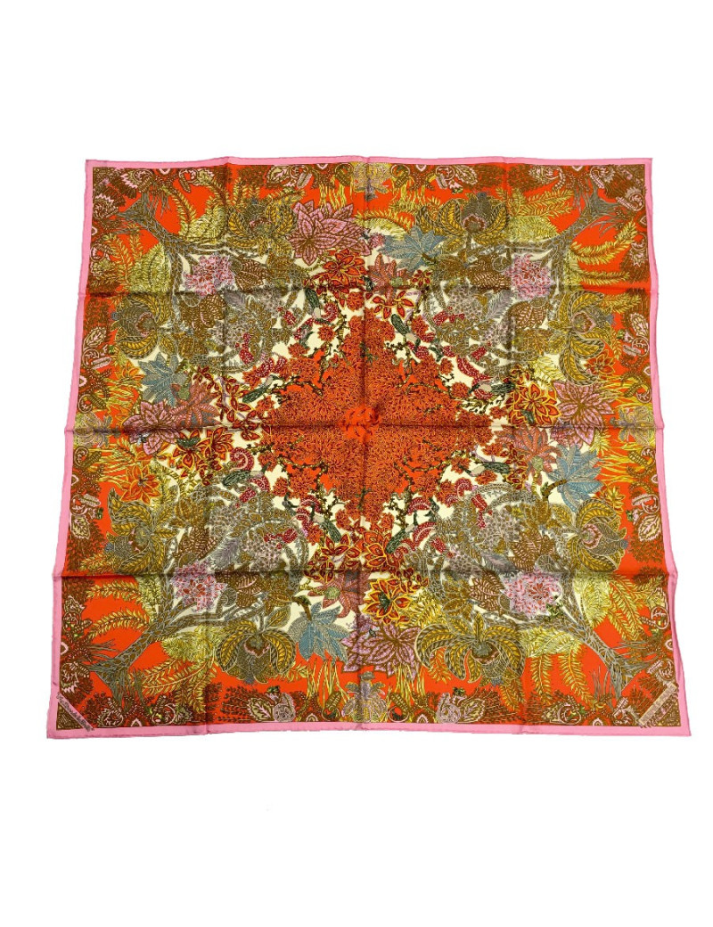 Carré HERMES "Maîtres de la forêt" en soie orange, jaune d'or et beige