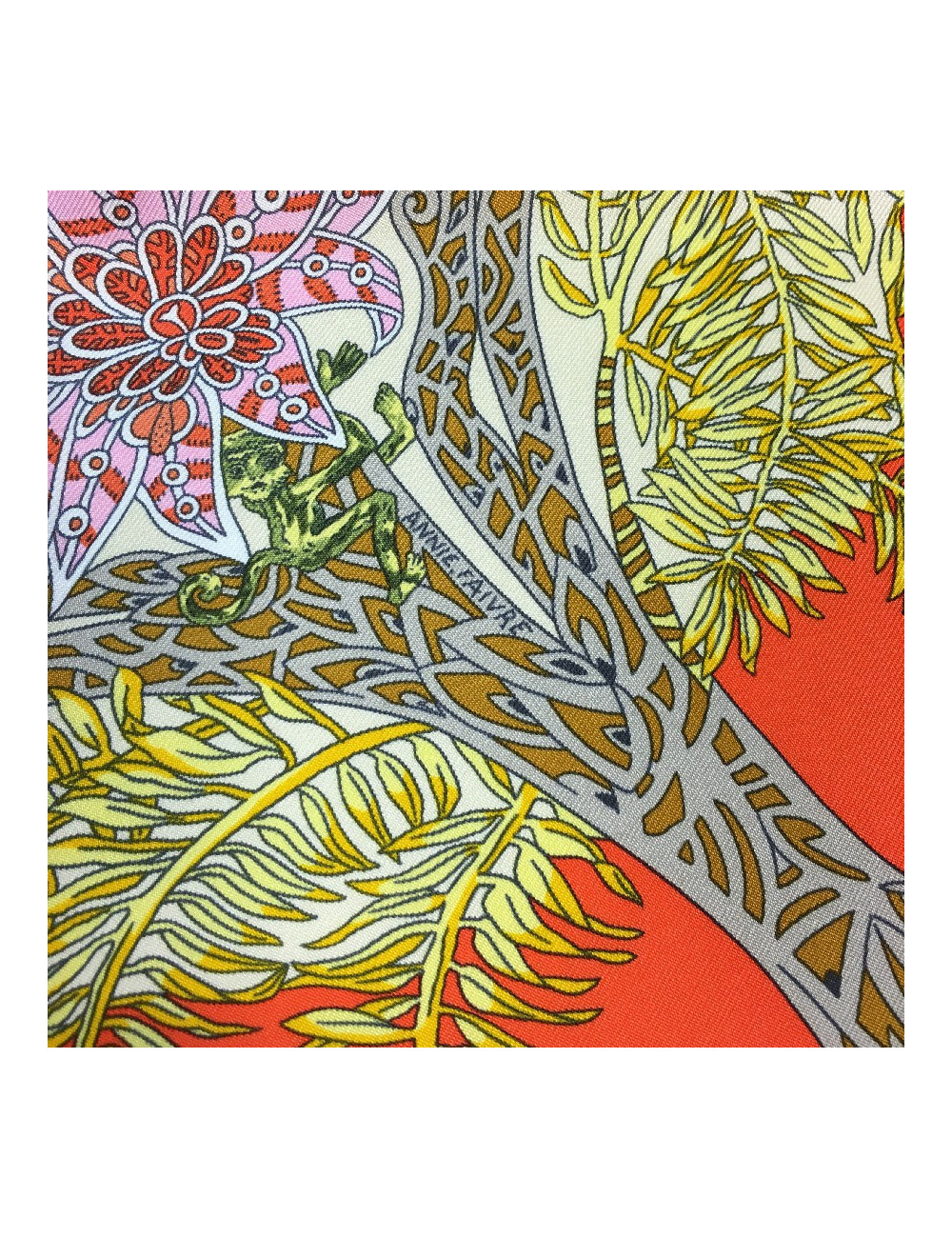 Carré HERMES "Maîtres de la forêt" en soie orange, jaune d'or et beige