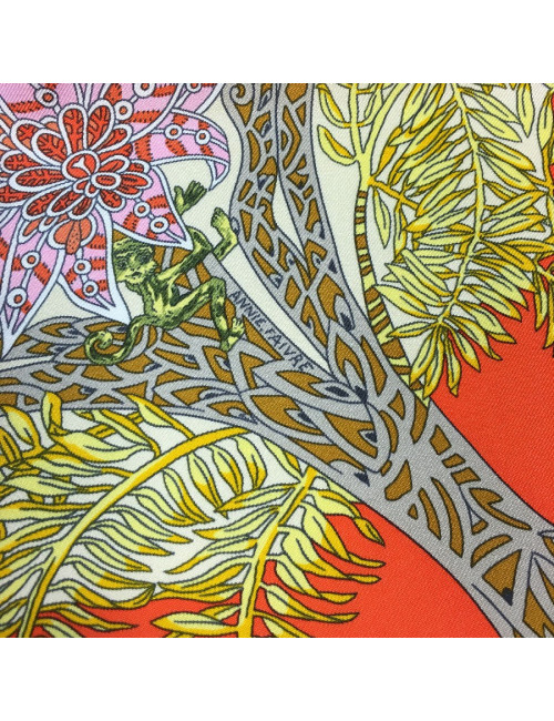 Carré HERMES "Maîtres de la forêt" en soie orange, jaune d'or et beige