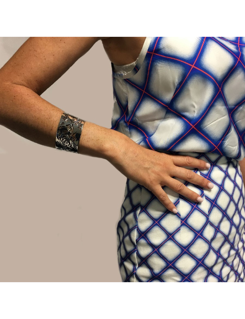 Manchette CHANEL 'camelias' en argent massif 