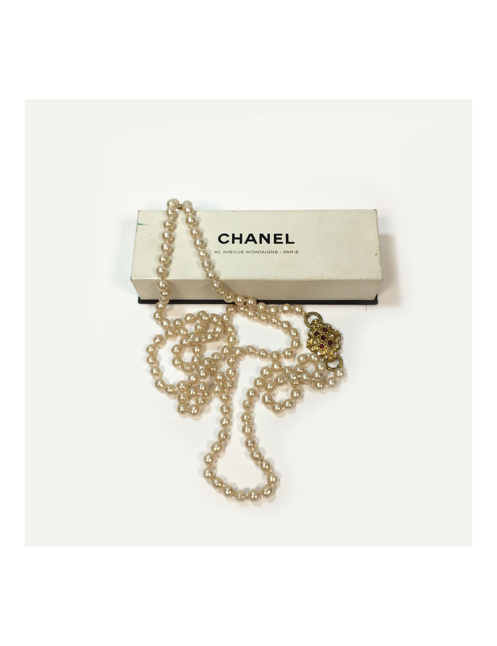 Sautoir long CHANEL en perles nacrées Vintage