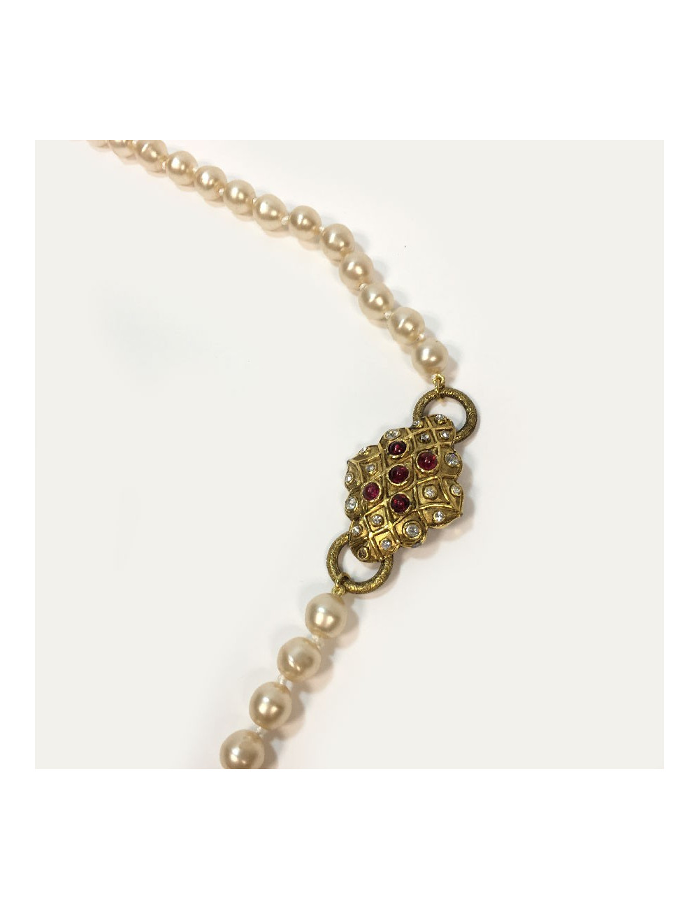 Sautoir long CHANEL en perles nacrées Vintage