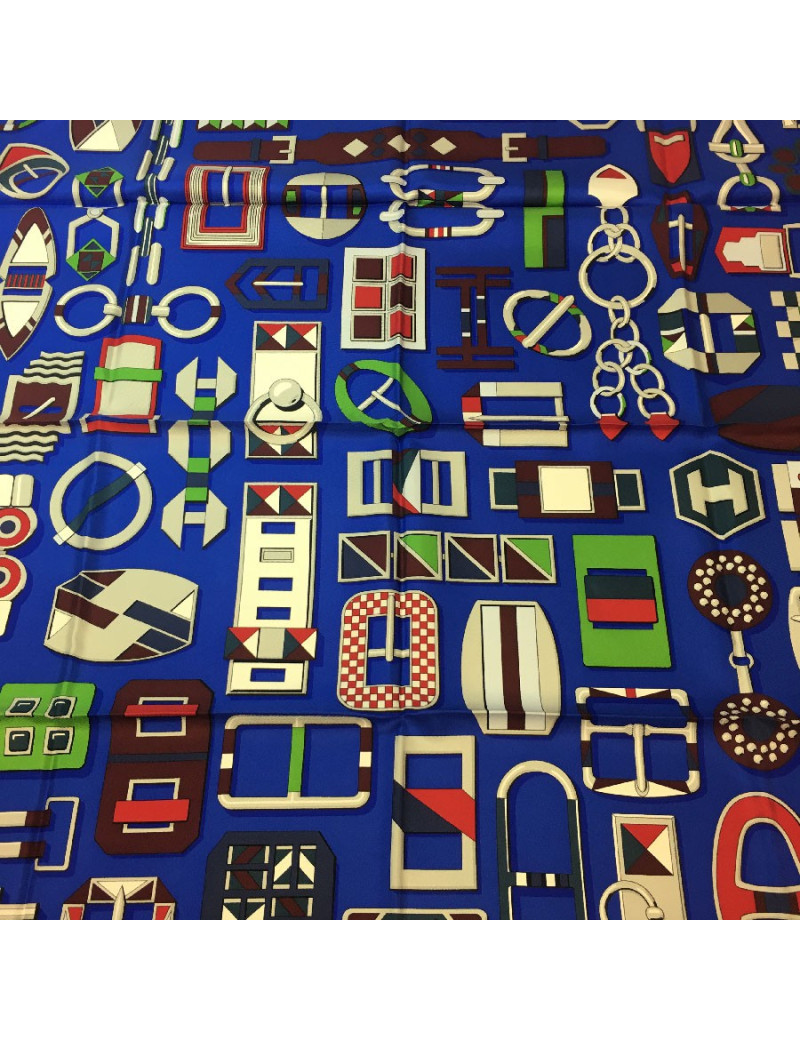 Carré HERMES " Carré en boucles" en soie bleu roy, bordeaux et vert