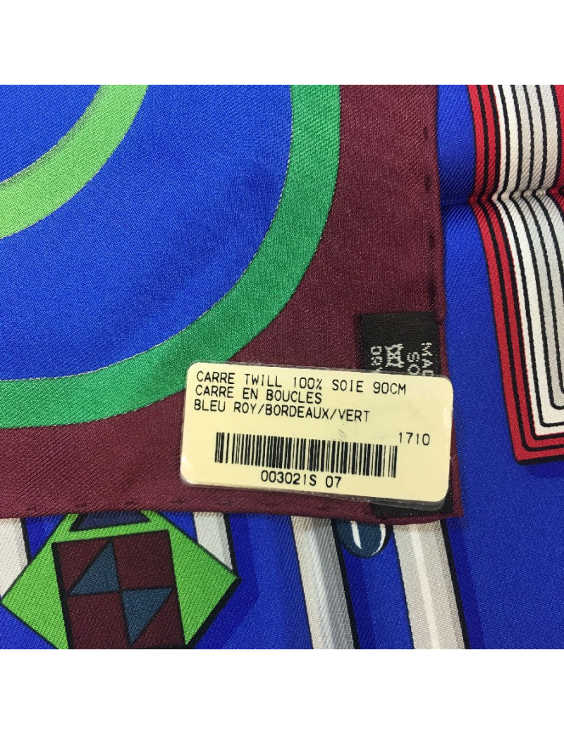 Carré HERMES " Carré en boucles" en soie bleu roy, bordeaux et vert