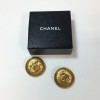 Boucles d'oreille clips CHANEL vintage en métal doré