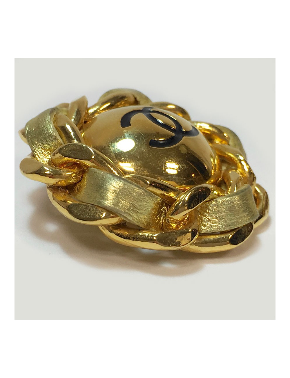  CHANEL vintage clip-on earrings in gilt metal and golden leather