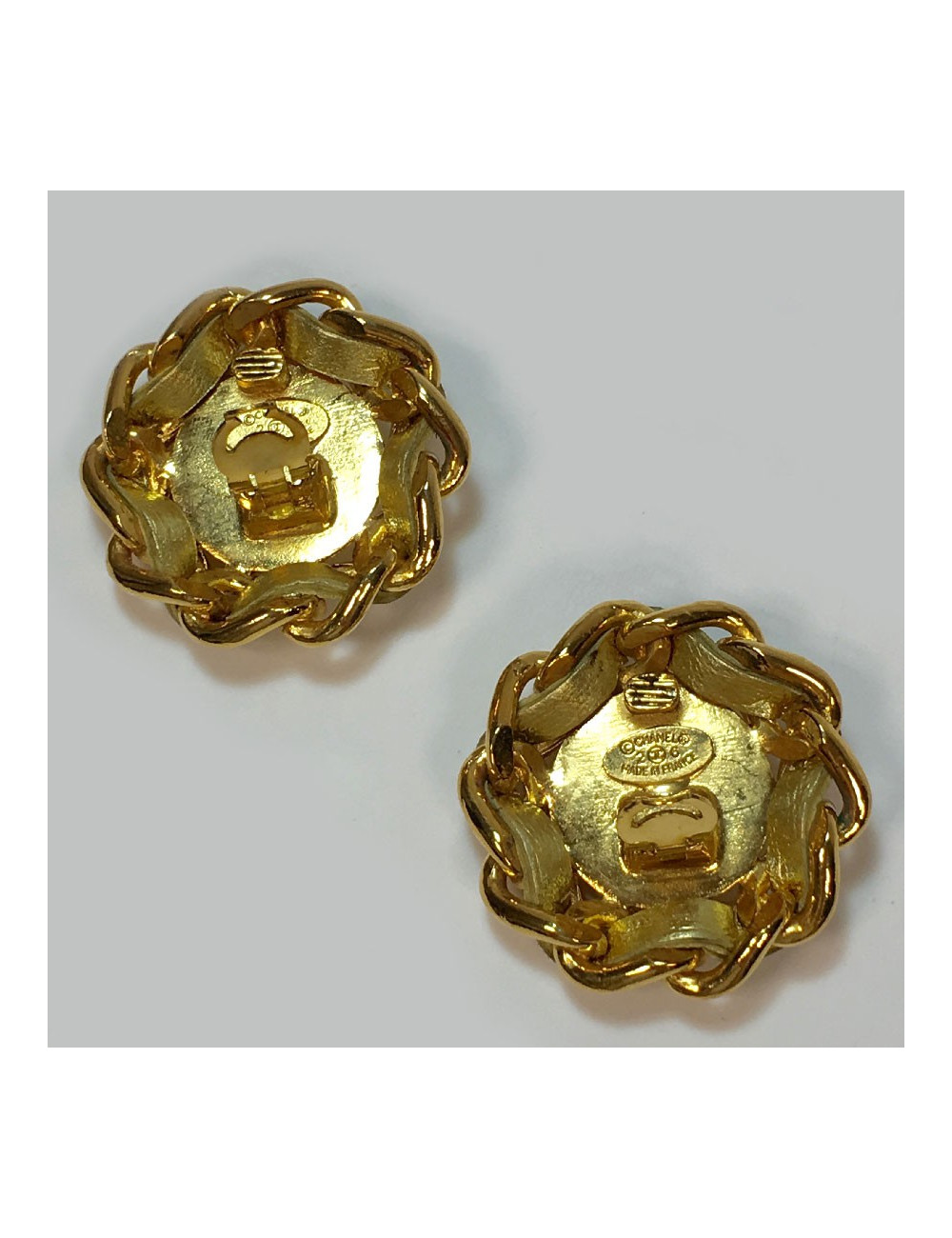  CHANEL vintage clip-on earrings in gilt metal and golden leather