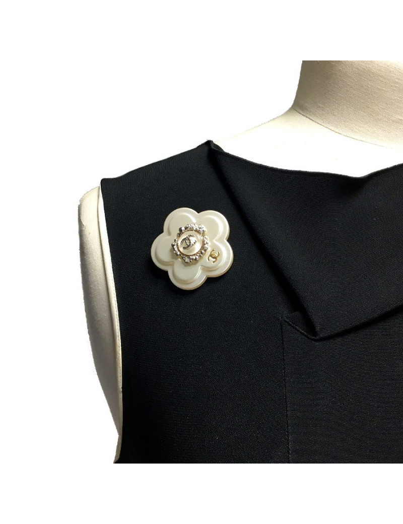 Broche CHANEL camélia blanc nacré, strass et CC
