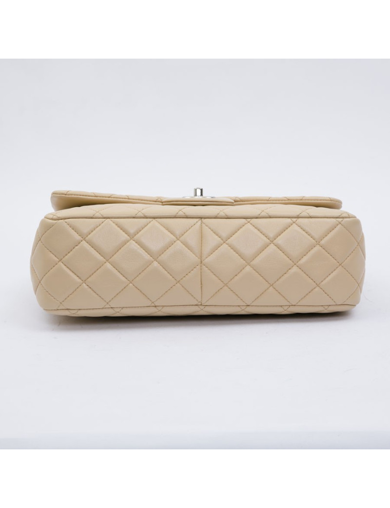 Sac jumbo CHANEL cuir matelassé souple beige