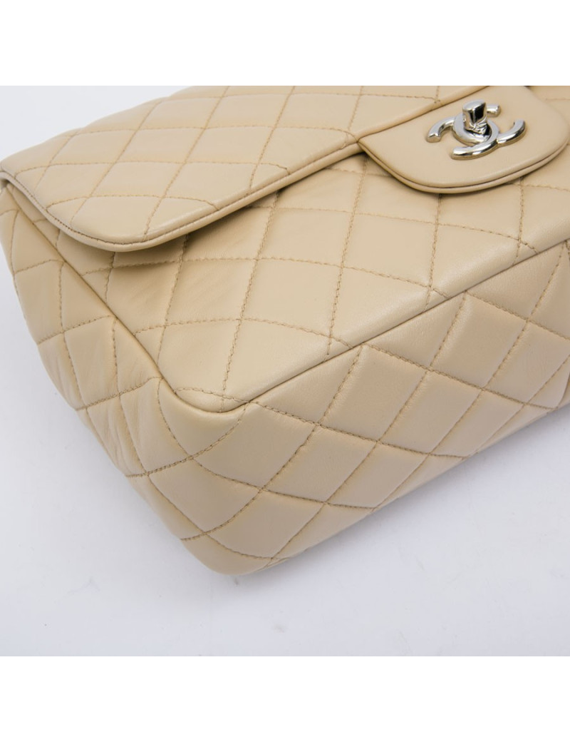 Sac jumbo CHANEL cuir matelassé souple beige