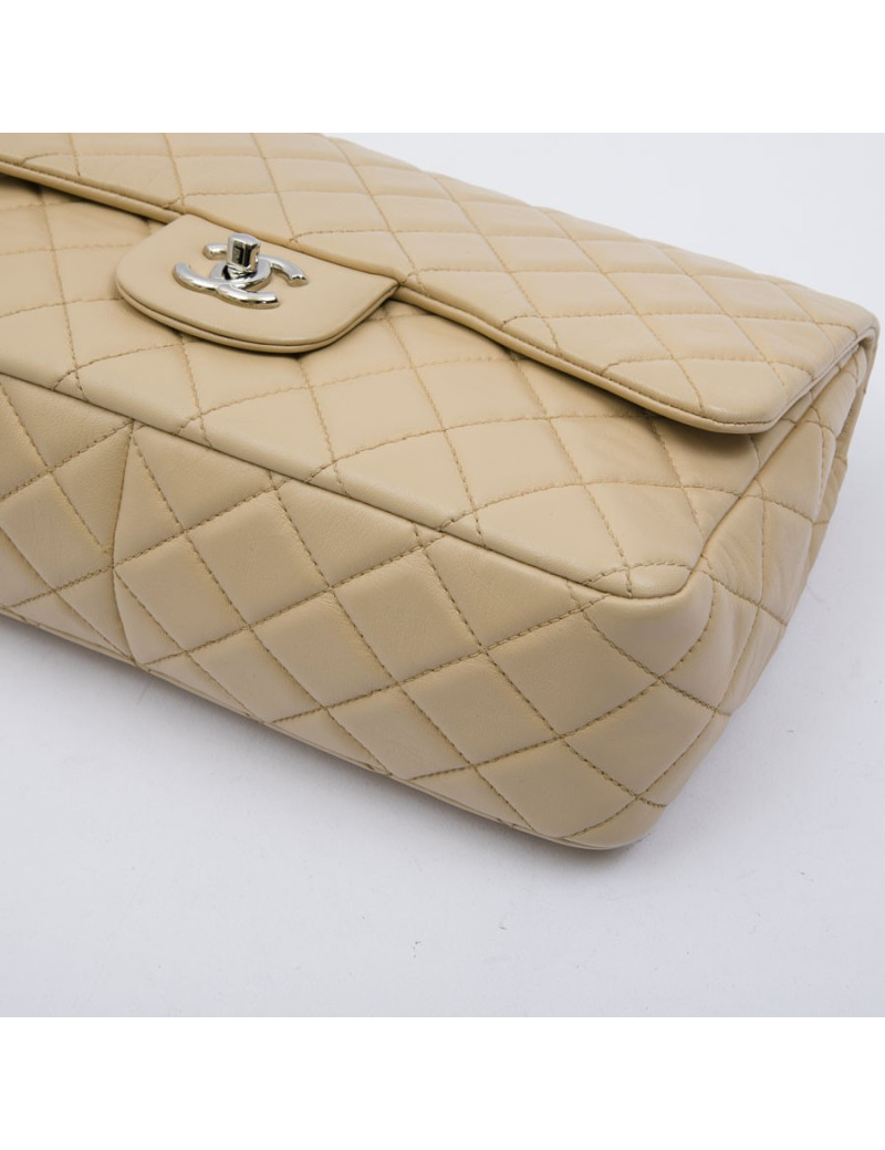 Sac jumbo CHANEL cuir matelassé souple beige
