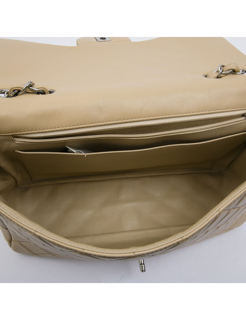 Sac jumbo CHANEL cuir matelassé beige