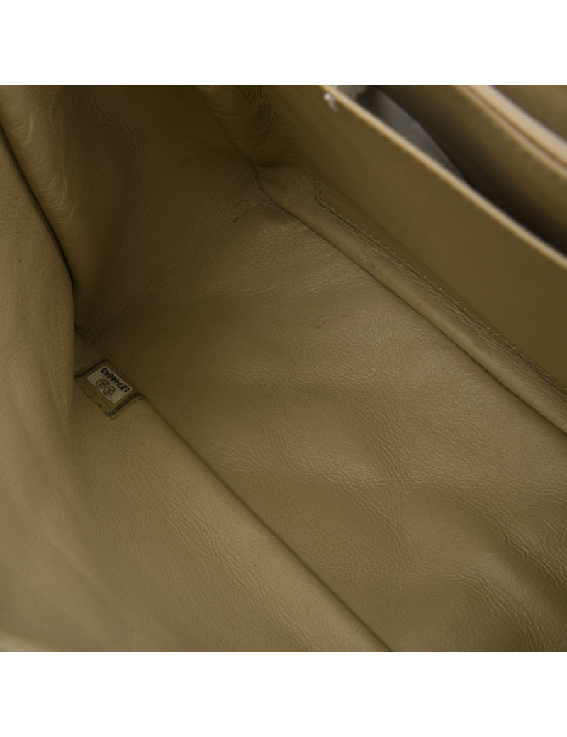 Sac jumbo CHANEL cuir matelassé beige