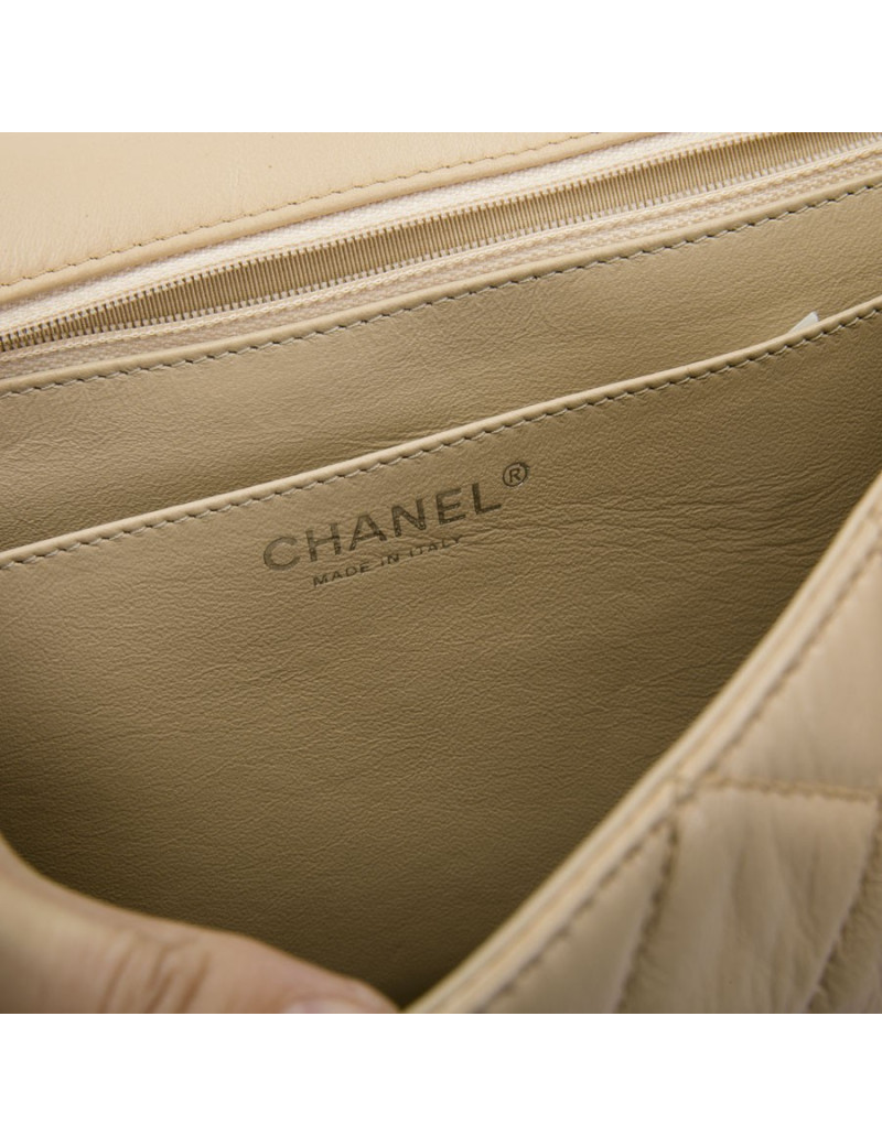 Sac jumbo CHANEL cuir matelassé beige