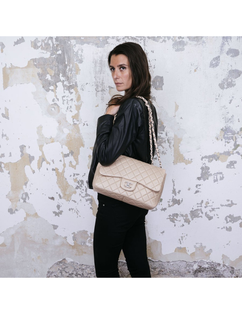 Sac jumbo CHANEL cuir matelassé souple beige