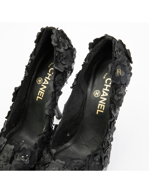 Escarpins T 37.5 CHANEL camélias noirs