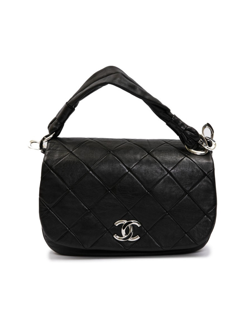 CHANEL flap bag in black quilted lambskin leather