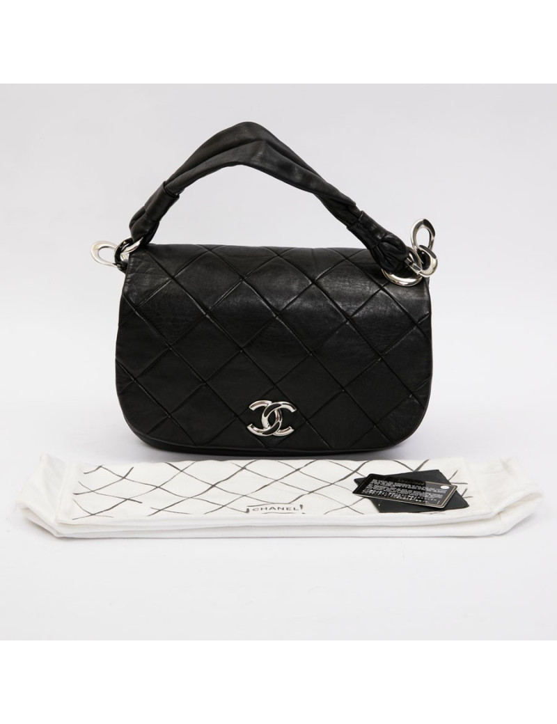 CHANEL flap bag in black quilted lambskin leather