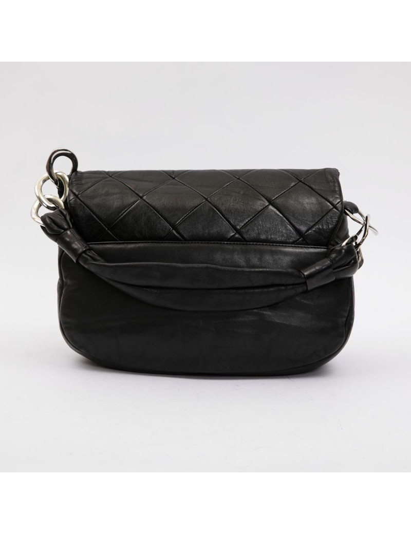 CHANEL flap bag in black quilted lambskin leather