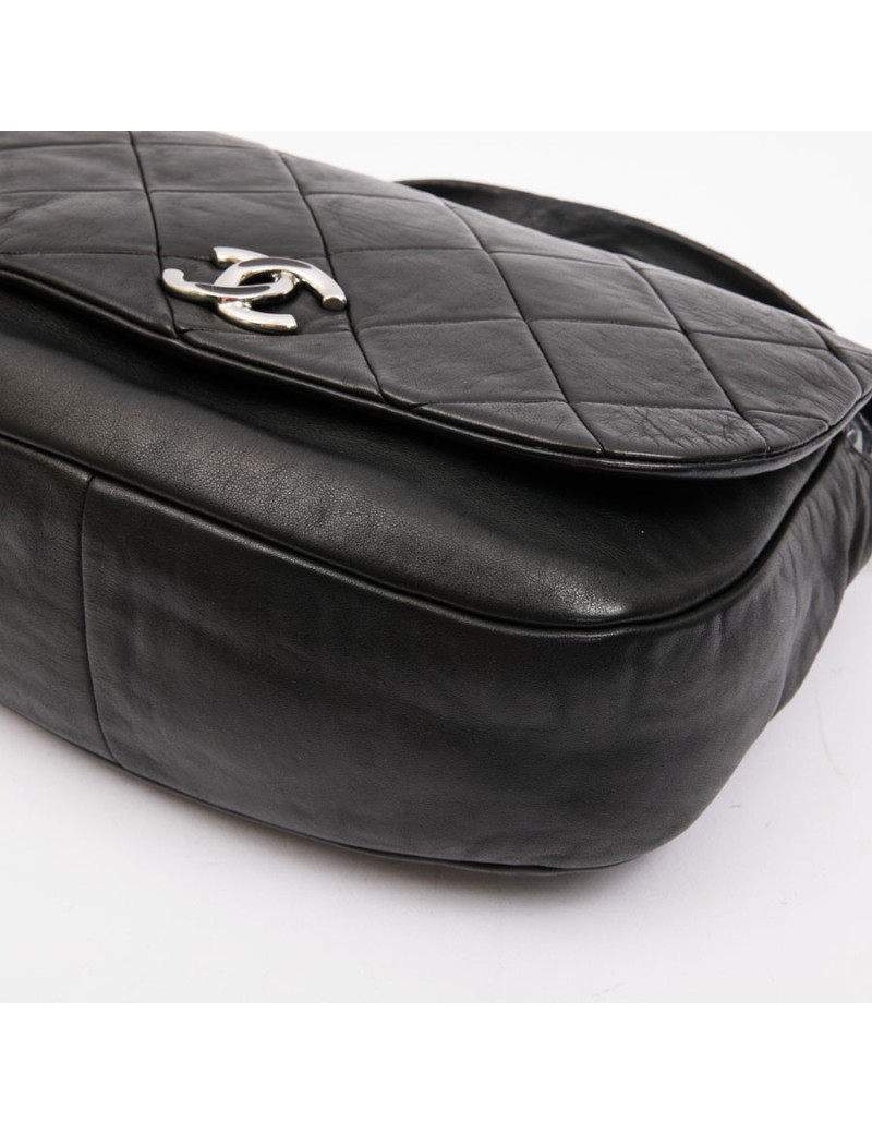 CHANEL flap bag in black quilted lambskin leather